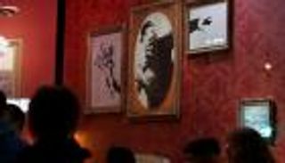 بانكسي يكافئ مقدري أهمية الفن بأعمال أصلية