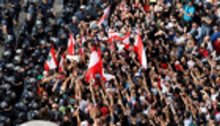 لبنانيون غاضبون يرددون هتافات مناهضة لـ"نصر الله" في بيروت