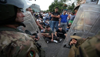 الشرطة تفصل بين المتظاهرين اللبنانيين 