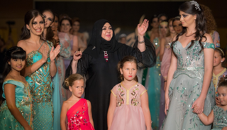 المصممة العالمية منى المنصورى مع العارضات الأطفال