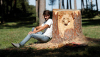 إيطالي يحيي أشجار روما بـ"مطرقة"