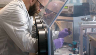 أحد أعضاء الفريق البحثي الذي عمل على تصميم البطارية الجديدة 