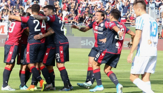 لاعبو كالياري يحتفلون