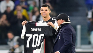 كريستيانو رونالدو بالقميص رقم 700