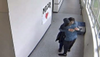 شجاعة موقف.. مدرب ينتزع بندقية من طالب بمدرسة أمريكية ويحتضنه