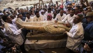 العلماء المصريون خلال عملية الاعلان عن الكشف الأثري