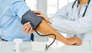 اكتشف كاميرون أن سبب ارتفاع ضغط دمه هو قلة النوم والتوتر