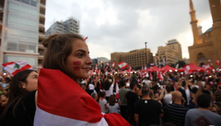 متظاهرون لبنانيون في وسط العاصمة بيروت