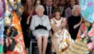 أزياء الملكة إليزابيث.. ذوق رفيع وإطلالات لا تتكرر