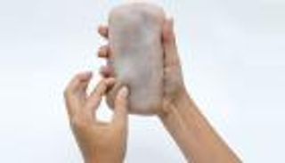 جلد صناعي للهواتف يستجيب للمسات.. يضحك بالدغدغة ويغضب بالقرص