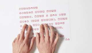 الاختراع يساعد غير الملمين بطريقة الكتابة بحروف برايل - أرشيفية