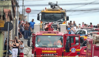 سيارات الإطفاء في موقع تحطم الطائرة