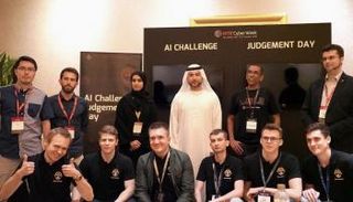 الدكتورة بشرى البلوشي تتوسط المشاركين