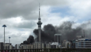 حريق يغطي أوكلاند بسحب كثيفة من الدخان