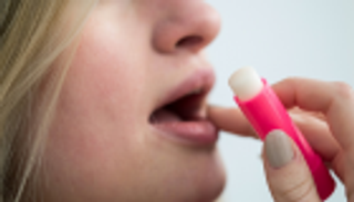 بلسم الشفاه أفضل مرطب في الشتاء