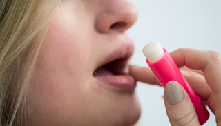 الشفاه تفتقر إلى الدهون في فصل الشتاء