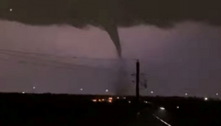 الإعصار تسبب في انقطاع الكهرباء عن 42 ألف شخص