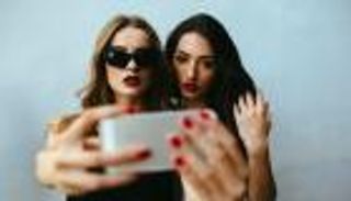 السيلفي وإبهام الهاتف والنوموفوبيا.. أمراض جديدة في القرن الـ21