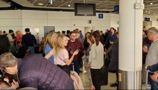 ركاب الطائرة في مطار دبلن