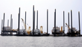 النفط ينخفض 1% بفعل وفرة المعروض