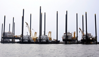 منصات حفر في بحيرة تشارلز بولاية لويزيانا الأمريكية - رويترز