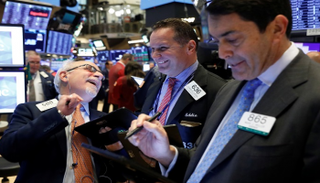 متعاملون أثناء التداول في بورصة نيويورك - رويترز