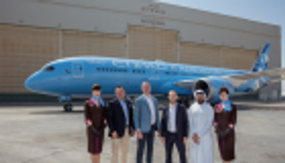 "الاتحاد" تكشف عن طائرة دريملاينر جديدة بلون زي مانشستر سيتي 