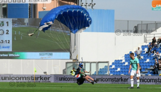 مشجع يقتحم الملعب