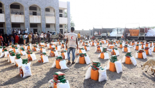 مساعدات إماراتية لأهالي التحيتا في الحديدة اليمنية