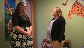 إميلي ماكنتاير (يمين) وهي مدمنة مخدرات تخضع لعلاج تتحدث إلى المسؤولة عن ملفها