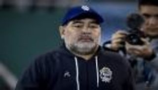 الجماهير تسخر من "تميمة مارادونا" مع فريقه الأرجنتيني