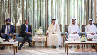 الشيخ سعود بن صقر القاسمي يستقبل رئيس شركة 