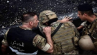 الجيش اللبناني والمحتجون.. عناق ودموع وورود