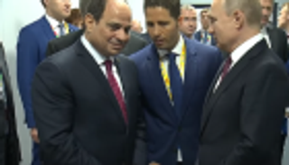 ربطة عنق السيسي تثير اهتمام بوتين