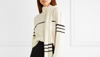 "البلوفر الشال" يمتاز بتنوع إمكانيات تنسيقه