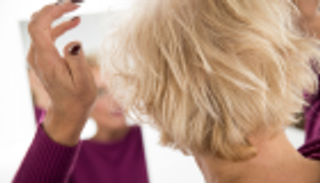 الشامبو الجاف.. حل سحري للشعر الدهني