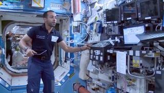 هزاع المنصوري داخل محطة الفضاء الدولية