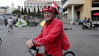 "عميد الدراجين".. سبعيني يجوب لبنان دعما للحراك الشعبي