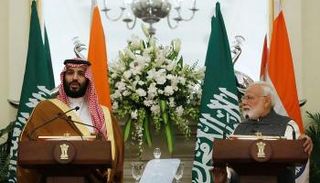 ولي عهد السعودية ورئيس وزراء الهند في فبراير الماضي بنيودلهي- رويترز
