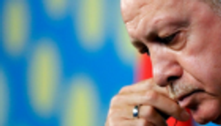 وزير سابق ومعارضة بارزة يكشفان عن تفاقم أزمات حزب أردوغان