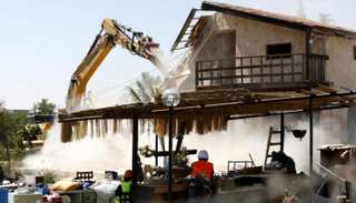 الاحتلال يهدم أحد المنازل الفلسطينية-أرشيفية