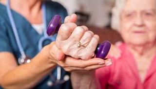 ثلاثة أرباع المصابين بالتهاب المفاصل يعتقدون أن آلامهم تتأثر بالطقس