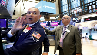 متعاملون أثناء التداول في بورصة نيويورك - رويترز