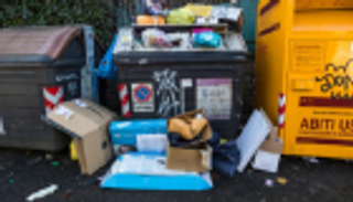 روما تطالب السكان بإبقاء القمامة في المنازل