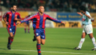 بالفيديو.. برشلونة ينسى خيانة رونالدو ويحتفي بهدفه الشهير