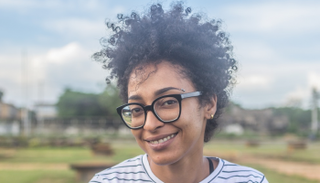 الفنانة التوجولية من أصل لبناني منية يوسف المقيمة في بنين