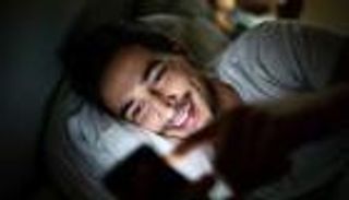 كثرة تصفح الهاتف قبل النوم قد تصيب بعمى مؤقت