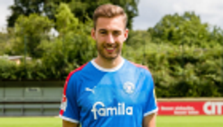 خطأ ساذج يتسبب في ركلة جزاء غريبة بدوري الدرجة الثانية الألماني