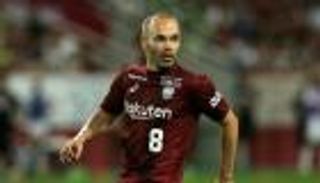 إنييستا يمتدح مستوى برشلونة رغم الانتقادات