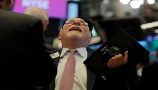 المتداول بيتر توكمان في بورصة نيويورك - رويترز